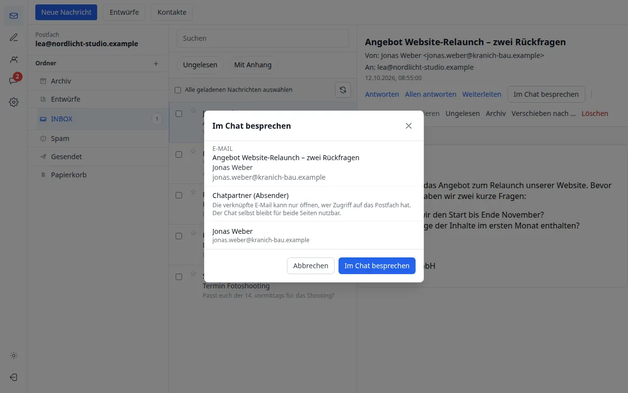 Webmail mit geöffneter E-Mail und der Aktion „Im Chat besprechen“